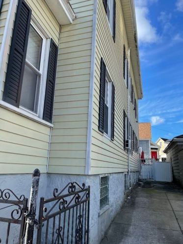 75 Dartmouth St, New Bedford MA 02740-3150 exterior