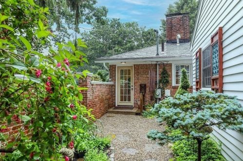 52 Woodleigh Rd, Dedham MA 02026-3129 exterior