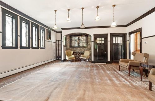 215 Ave, Weston MA 02493-1908 exterior