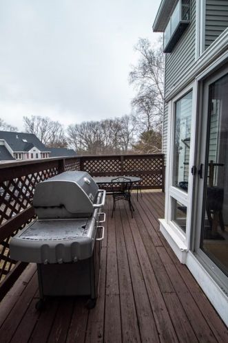 202 Tall Oaks Dr, Weymouth MA 02190-3557 exterior