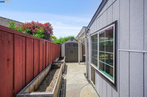 2165 Bradhoff Ave, San Leandro CA 94577-6119 exterior