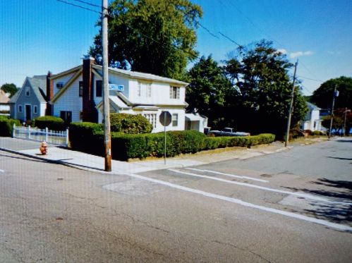 1046 Riverside Ave, Fall River, MA 02726-2839