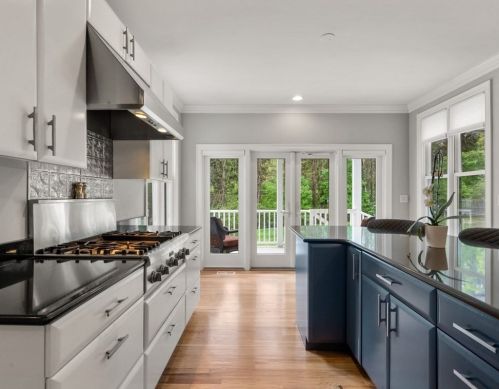 8 Clemmons St, Southborough MA  01772-1314 exterior