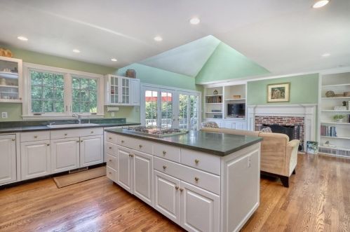 28 Jackson Pond Rd, Dedham, MA 02026-5524