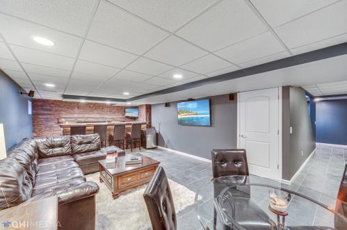 7 Shakespeare Dr, Valpo IN 46383-4129 exterior