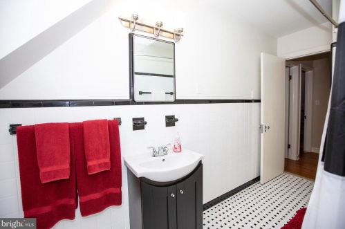 645 Kings Hwy, West Deptford NJ 08096-3129 exterior