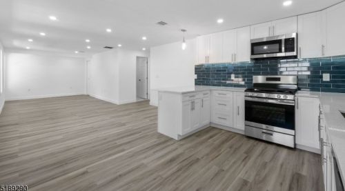 11 Voorhis Pl, Skyline Lakes NJ  07456-2219 exterior