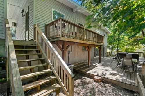 20 Robin Ln, Skyline Lakes NJ 07456-2932 exterior