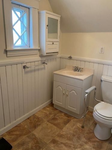 8 Berwick St, Worcester MA 01602-1405 exterior