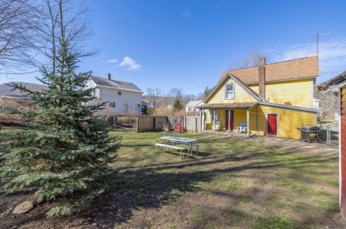 17 Pleasant St, Montgomery MA 01085-3719 exterior