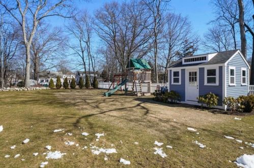 58 Taylor Ave, Dedham MA 02026-5104 exterior