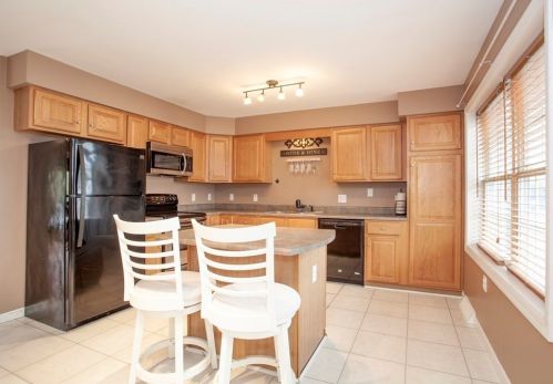 61 Hart St, Taunton, MA 02780-4931