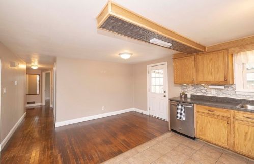 194 Hart St, Taunton MA 02780-6945 exterior