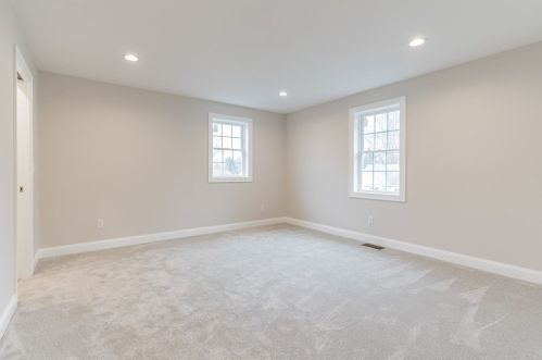 40 Lawrence Ave, East Bridgewater MA 02324-1613 exterior