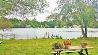 87 Agawam Lake Shore Dr, Wareham, MA 02571-1201