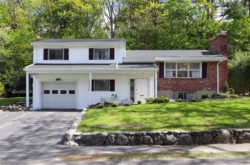20 Woodbine Cir, Needham, MA 02494-2123