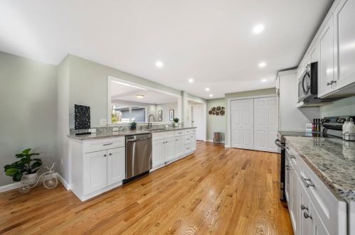 39 Sunset Dr, Seekonk MA 02771-4511 exterior