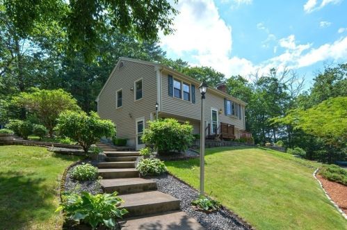 66 Lakeshore Dr, Norfolk, MA 02056-1226