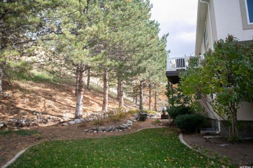 8967 Cobble Canyon Ln, Sandy UT 84093-3813 exterior