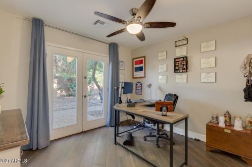 725 Country Gables Dr, Phoenix AZ 85053-4528 exterior