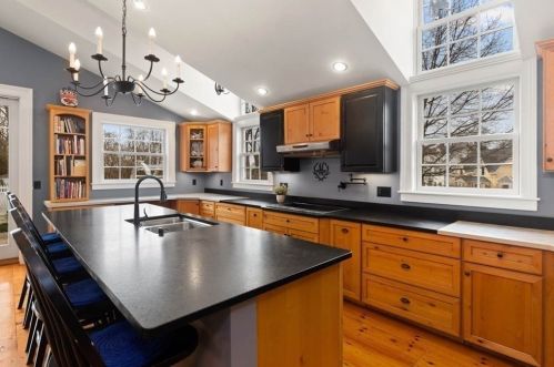 141 Lothrop St, Beverly, MA 01915-4621