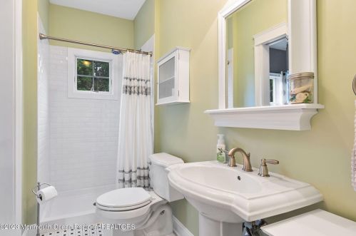 210 White Rd, Little Silver NJ 07739-1137 exterior