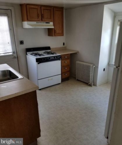 1093 Mail Ave, West Deptford NJ 08096-6514 exterior