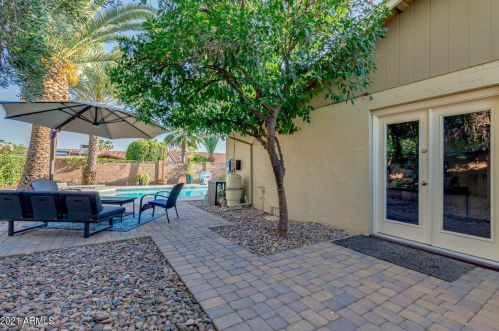 725 Country Gables Dr, Phoenix AZ 85053-4528 exterior