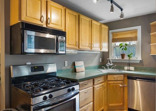 94 Center St, Groveland, MA 01834-1537