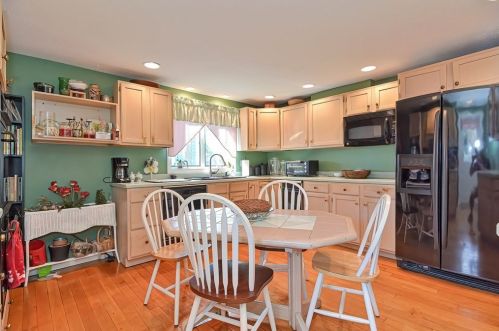 208 Cherry St, Newton MA 02465-1246 exterior