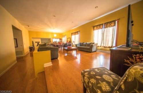 26 Stephens St, Belleville, NJ 07109-3018