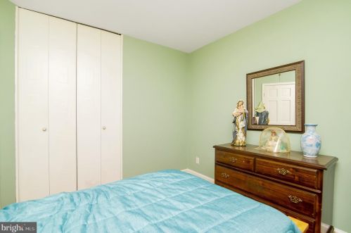 422 Meadowcroft Rd, West Deptford NJ 08096-4007 exterior