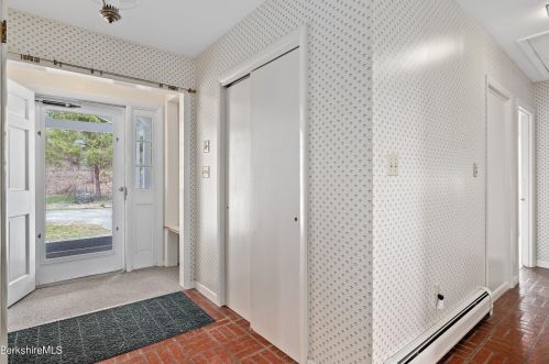 386 Oblong Rd, Williamstown MA 01267-3039 exterior