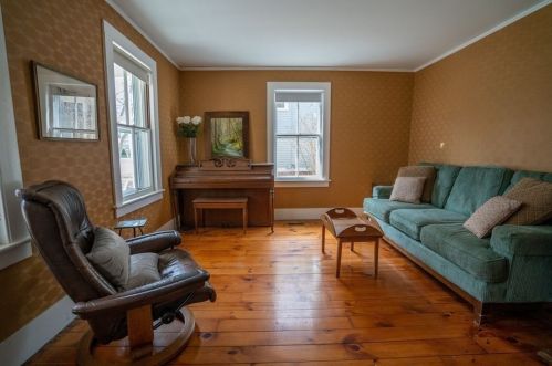 77 Mcclellan St, Amherst MA 01002-2012 exterior