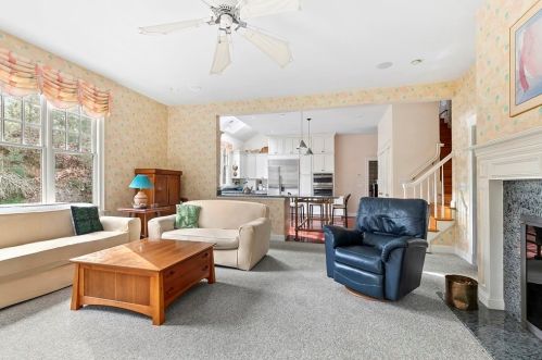 59 Crestview Rd, Milton MA 02186-3648 exterior