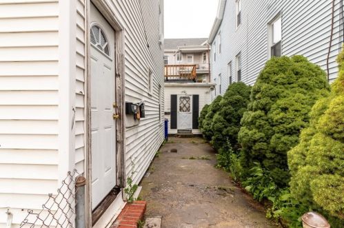 326 Mulberry St, Fall River MA 02721-1317 exterior