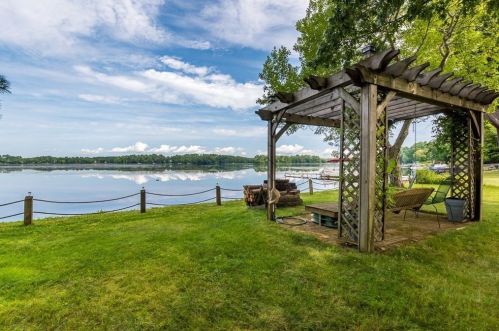 227 Lakeview Ave, Taunton, MA 02780-1108