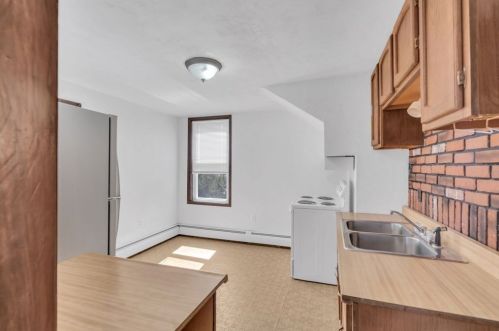 428 Lk Ave, Worcester MA 01605-2046 exterior