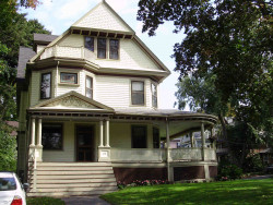 24 Fountain St, Newton, MA 02465-2720