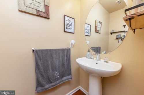 27 Highgrove Ct, West Deptford NJ 08086-3814 exterior