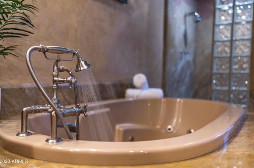 5761 Echo Canyon Cir, Phoenix AZ  85018-1270 exterior