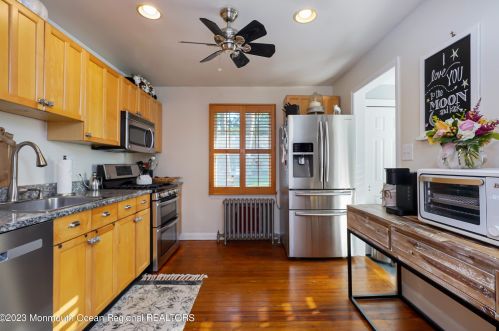 900 Roseld Ave, Tinton Falls NJ  07712-4154 exterior