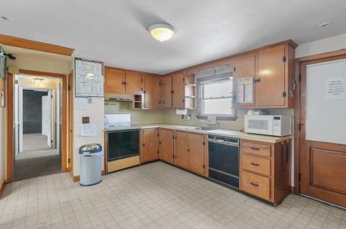 1062 Taunton Ave, Seekonk MA 02771-3111 exterior