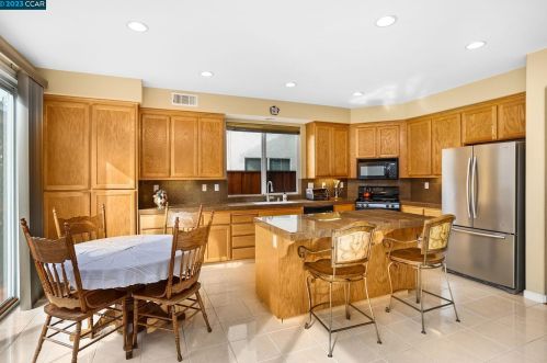 357 Napoleon Dr, San Leandro CA 94577-1580 exterior