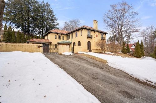 4 Kensington Rd, Worcester MA 01602-1814 exterior