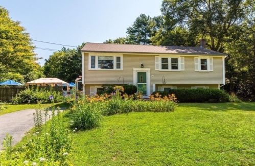 46 Purchase St, Carver, MA 02330-1332