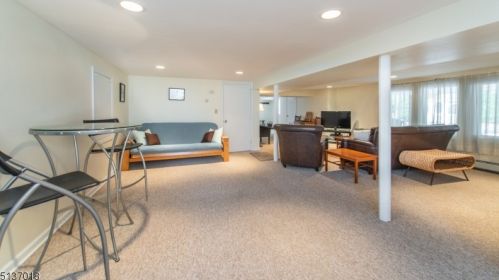 23 Brentwood Dr, East Hanover NJ 07936-2403 exterior