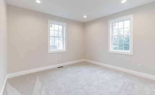 40 Lawrence Ave, East Bridgewater MA 02324-1613 exterior