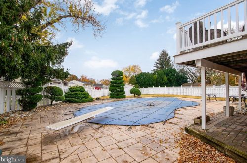 422 Meadowcroft Rd, West Deptford NJ 08096-4007 exterior