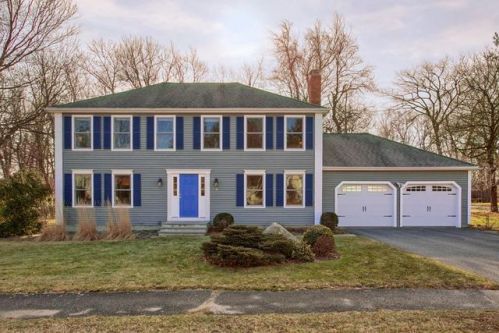 2 Holly Ln, Shrewsbury MA  01545-5611 exterior